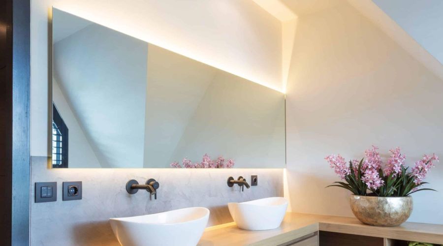 Lichtspiegel badkamer, waskommen mat wit ovaal, betonlook muur