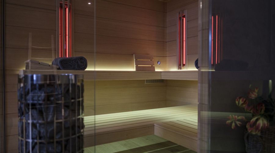 Finse sauna met infrarroodstralers en ronde designkachel