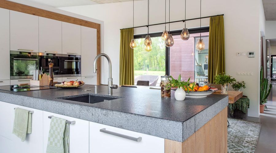 Moderne keuken wit zwart hout