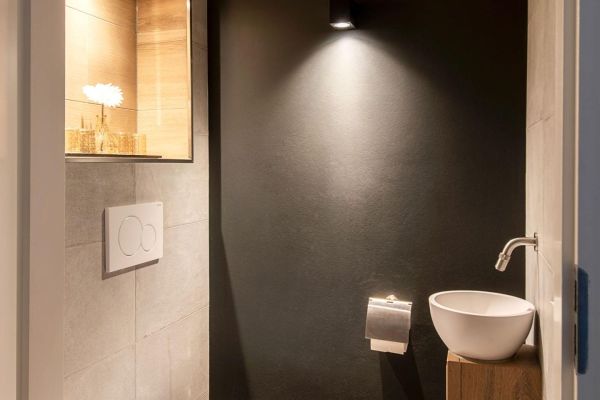 Landelijk toilet, zwarte wand, eiken meubels met witte kom