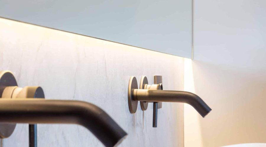 Zwarte inbouwkranen wastafel, beton cireé badkamer