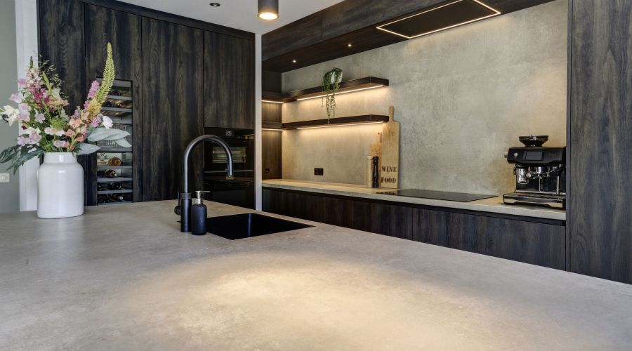 Kookeiland met betonlook werkblad en hanglampen