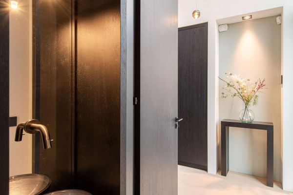 Luxe fonteinwastafel, glazen waskom, zwarte kraan