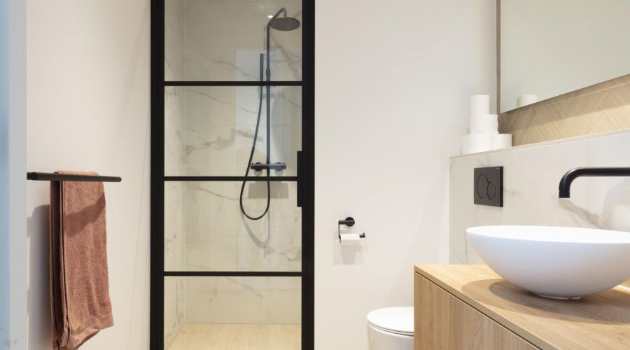 Zwarte douche, douchedeur zwart industrieel