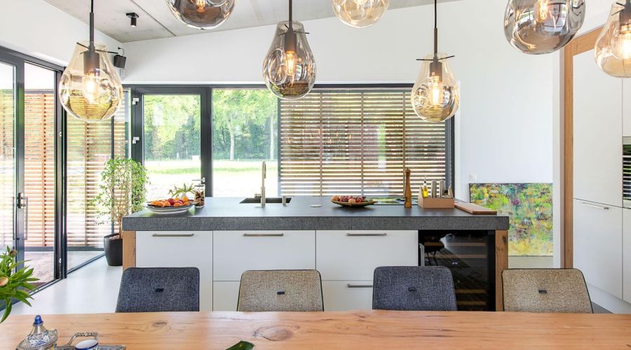 Kookeiland, glazen hanglamp eettafel, landelijk wonen