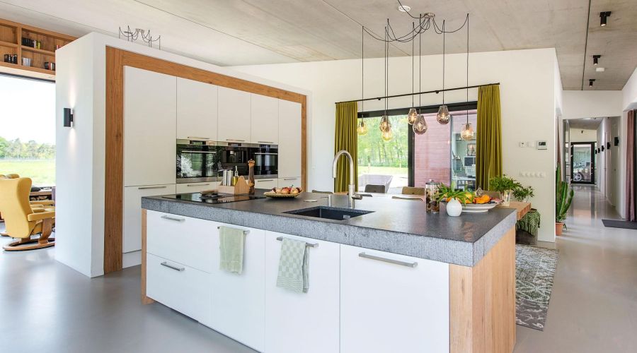Kookeiland wit hout, keuken wit hout zwart, landelijke keuken