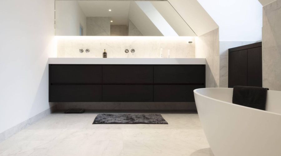 Badkamerontwerp, badkamer opntwerp, vrijstaand bad, maatwerk badkamerspiegel