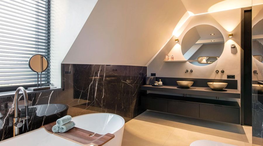 Vrijstaand bad, exclusieve badkamer, marmerlook badkamer