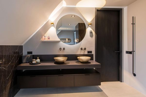 Gouden waskom, ronde spiegel badkamer, badkamerontwerp, handdoekwarmer