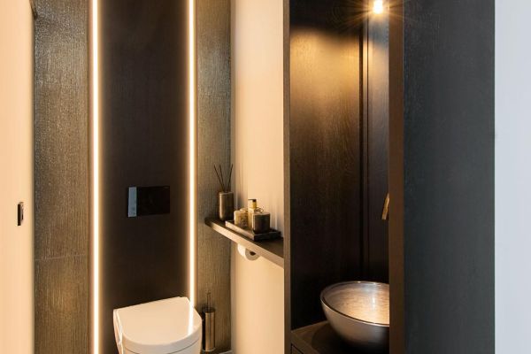 Toilet met ledstrips, luxe toiletruimte