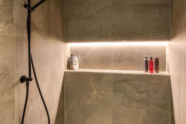 Inloop douche zwarte kranen, nis met verlichting