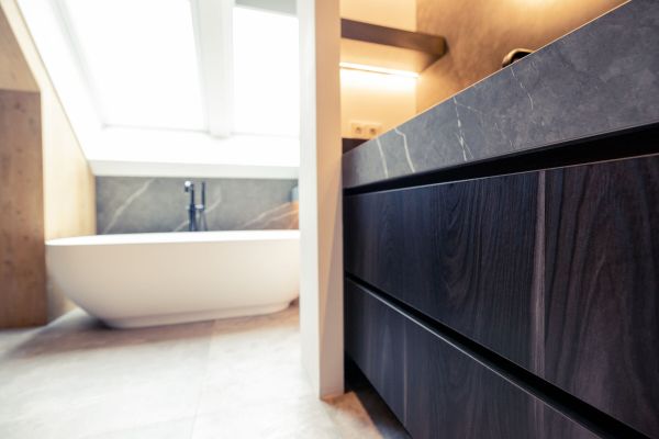 Hotelchique badkamers en gastentoilet
