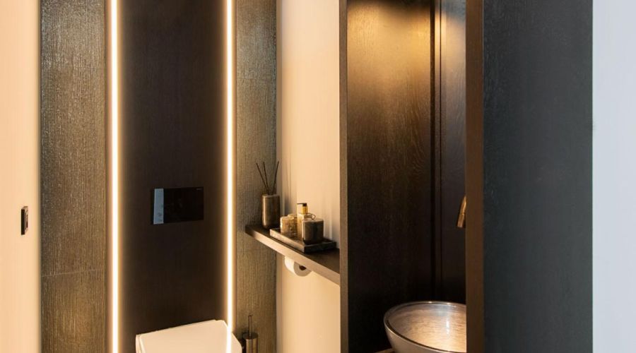 Toilet met ledstrips, luxe toiletruimte