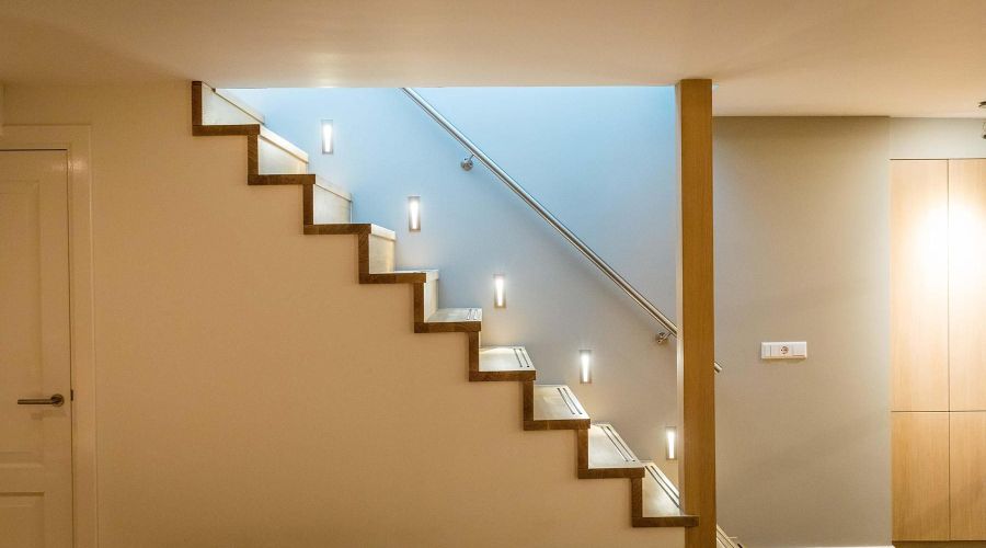 Houten trap, moderne eiken trap, trapverlichting