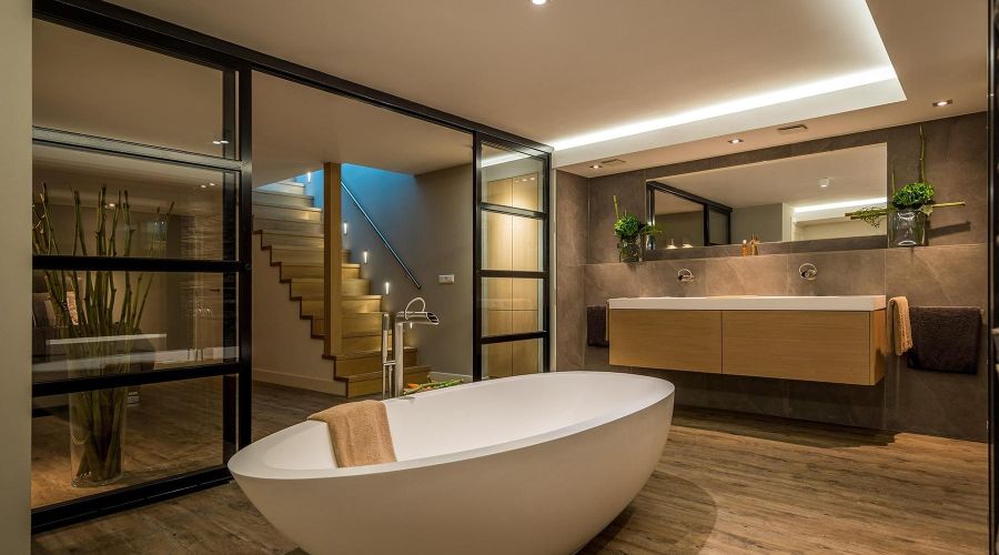 Wellness kelder, vrijstaand bad, maatwerk badmeubel