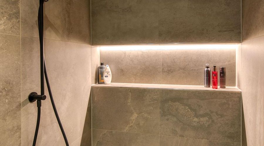 Inloop douche zwarte kranen, nis met verlichting