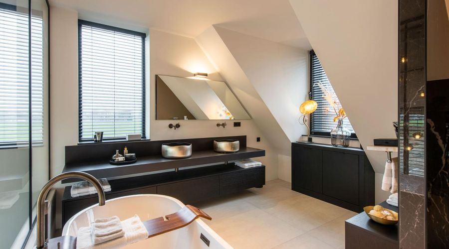 Exclusieve badkamer, maatwerk wastafelmeubel groot