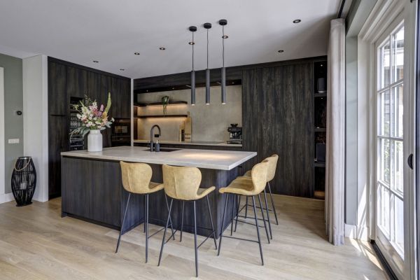 exclusieve keuken in hout Shou Sugi Ban, een oude Japanse techniek waarbij het oppervlakte van hout wordt verbrand