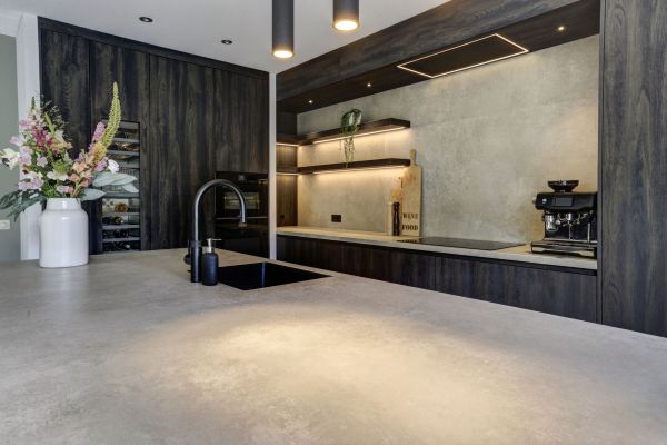 Kookeiland met betonlook werkblad en hanglampen