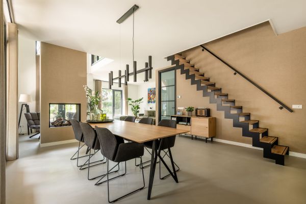 Doorkijkhaard bij eettafel eiken en muistrap zwart staal