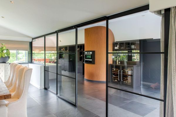 Staal glas scheidingswand schuifdeur