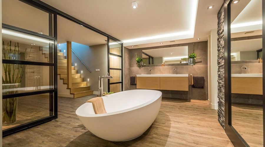 Vrijstaand bad in slaapkamer, pvc vloer badkamer, interieurontwerp