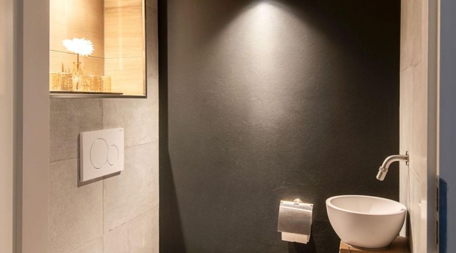 Landelijk toilet, zwarte wand, eiken meubels met witte kom