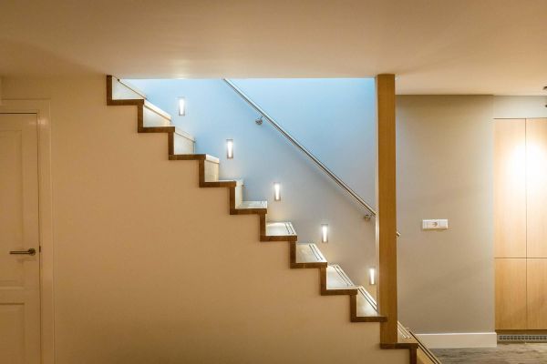 Houten trap, moderne eiken trap, trapverlichting
