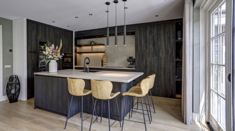 exclusieve keuken in hout Shou Sugi Ban, een oude Japanse techniek waarbij het oppervlakte van hout wordt verbrand