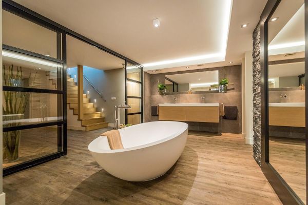 Vrijstaand bad in slaapkamer, pvc vloer badkamer, interieurontwerp