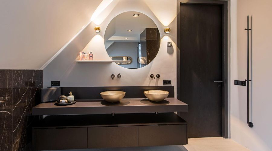 Gouden waskom, ronde spiegel badkamer, badkamerontwerp, handdoekwarmer