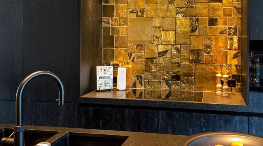 Keukenachterwand goud, luxe tegels, gouden tegels