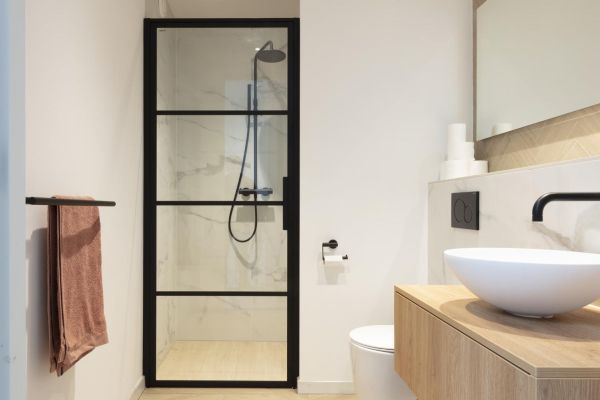 Zwarte douche, douchedeur zwart industrieel