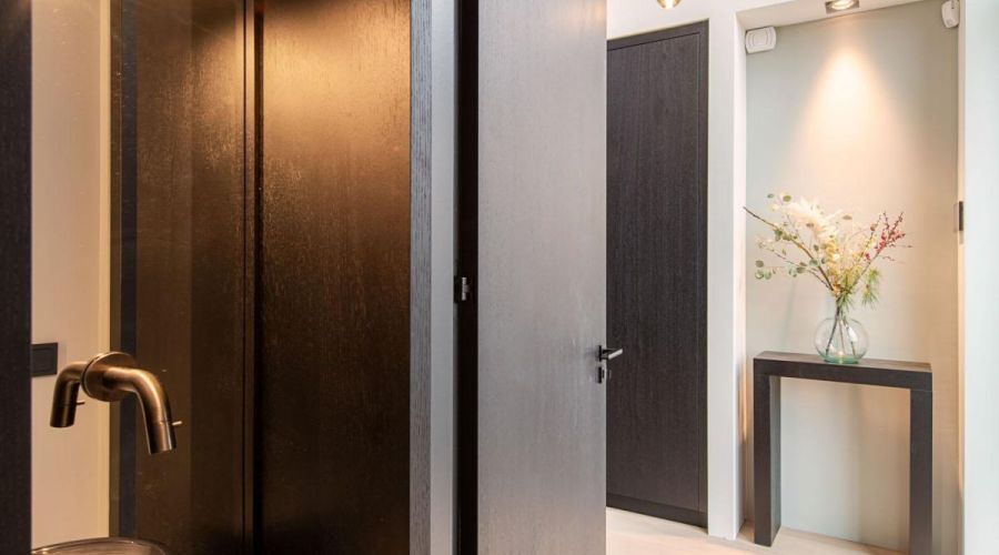 Luxe fonteinwastafel, glazen waskom, zwarte kraan