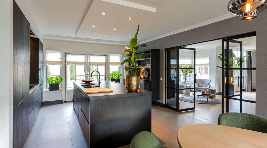 Groot kookeiland, luxe zwarte keuken, zwart blad