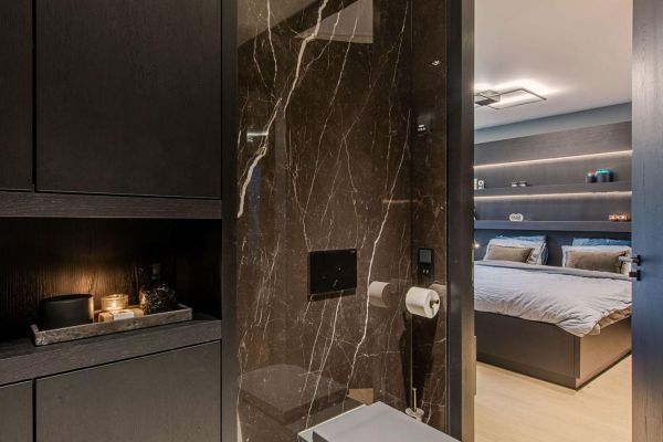 Luxe gasten badkamer, marmeren tegels plafondhoog